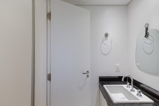 Compra apartamento mobiliado na Vila Olímpia, 2 quartos, academia no condomínio. — Banheiro da Suíte
