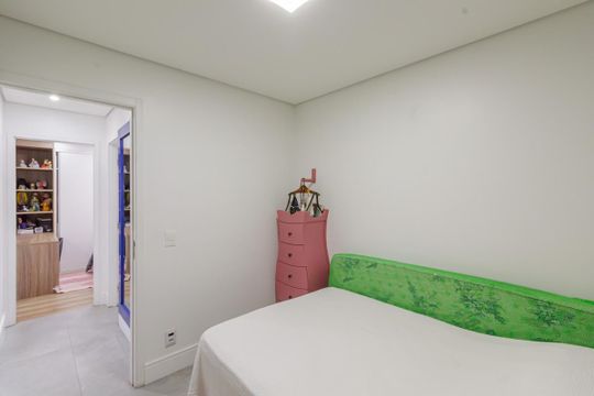 Compra apartamento mobiliado na Vila Olímpia, 2 quartos, academia no condomínio. — Quarto 1