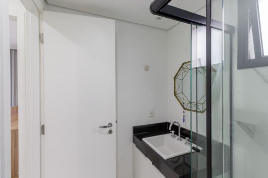 Compra apartamento mobiliado na Vila Olímpia, 2 quartos, academia no condomínio. — Banheiro