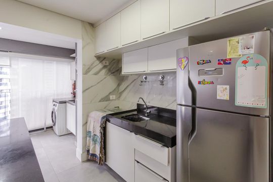 Compra apartamento mobiliado na Vila Olímpia, 2 quartos, academia no condomínio. — Cozinha