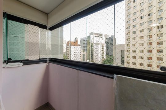 Compra apartamento mobiliado na Vila Olímpia, 2 quartos, academia no condomínio. — Sacada da Suíte