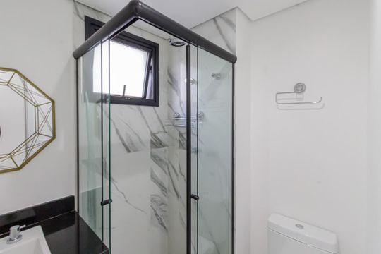 Compra apartamento mobiliado na Vila Olímpia, 2 quartos, academia no condomínio. — Banheiro