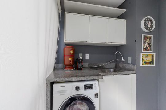 Compra apartamento mobiliado na Vila Olímpia, 2 quartos, academia no condomínio. — Área de Serviço