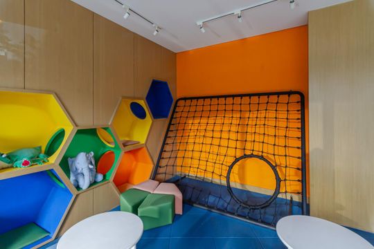 Compra apartamento mobiliado na Vila Olímpia, 2 quartos, academia no condomínio. — Área comum - Brinquedoteca