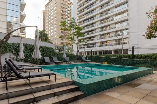 Compra apartamento mobiliado na Vila Olímpia, 2 quartos, academia no condomínio. — Área comum - Piscina