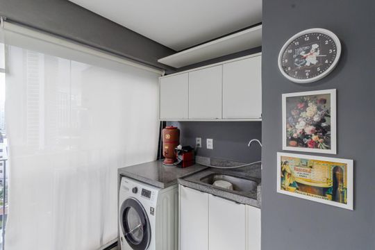 Compra apartamento mobiliado na Vila Olímpia, 2 quartos, academia no condomínio. — Área de Serviço