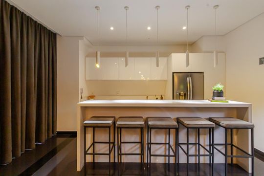Compra apartamento mobiliado na Vila Olímpia, 2 quartos, academia no condomínio. — Área comum - Espaço Gourmet