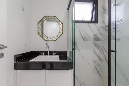 Compra apartamento mobiliado na Vila Olímpia, 2 quartos, academia no condomínio. — Banheiro