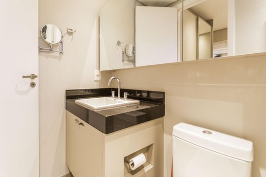 Comprar apartamento na Vila Olímpia com 2 quartos, 1 suíte e piscina no condomínio. — Banheiro da Suíte