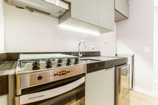Comprar apartamento na Vila Olímpia com 2 quartos, 1 suíte e piscina no condomínio. — Cozinha