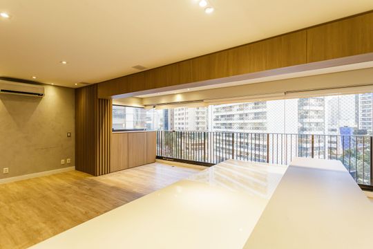 Comprar apartamento na Vila Olímpia com 2 quartos, 1 suíte e piscina no condomínio. — Sala