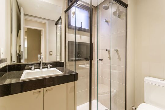 Comprar apartamento na Vila Olímpia com 2 quartos, 1 suíte e piscina no condomínio. — Banheiro Social