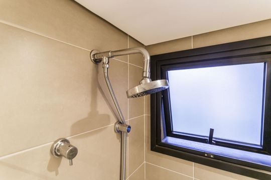 Comprar apartamento na Vila Olímpia com 2 quartos, 1 suíte e piscina no condomínio. — Banheiro da Suíte