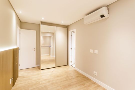 Comprar apartamento na Vila Olímpia com 2 quartos, 1 suíte e piscina no condomínio. — Quarto Suíte