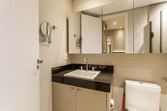 Comprar apartamento na Vila Olímpia com 2 quartos, 1 suíte e piscina no condomínio. — Banheiro da Suíte