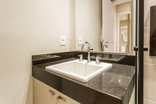 Comprar apartamento na Vila Olímpia com 2 quartos, 1 suíte e piscina no condomínio. — Banheiro Social