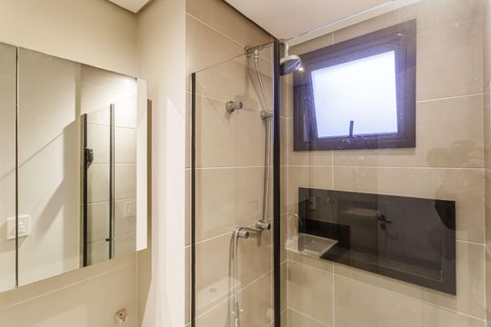 Comprar apartamento na Vila Olímpia com 2 quartos, 1 suíte e piscina no condomínio. — Banheiro da Suíte
