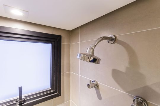 Comprar apartamento na Vila Olímpia com 2 quartos, 1 suíte e piscina no condomínio. — Banheiro Social