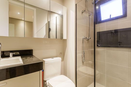 Comprar apartamento na Vila Olímpia com 2 quartos, 1 suíte e piscina no condomínio. — Banheiro da Suíte