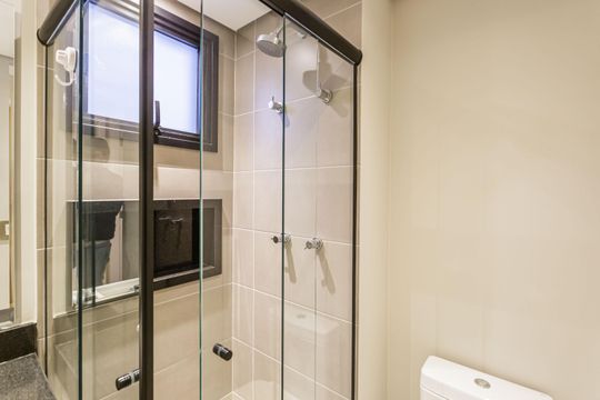 Comprar apartamento na Vila Olímpia com 2 quartos, 1 suíte e piscina no condomínio. — Banheiro Social