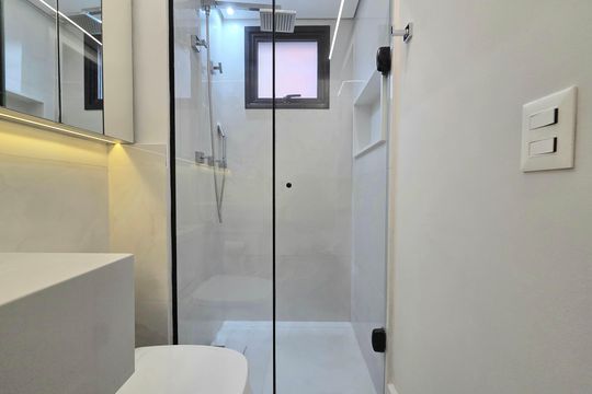 Compra apartamento mobiliado na Vila Olímpia com 2 quartos e varanda. Piscina e academia no condomínio. — Banheiro da Suíte