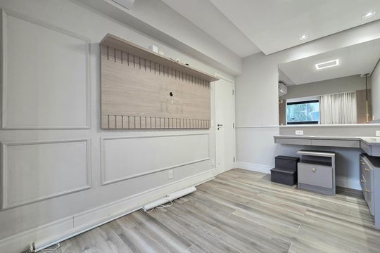 Compra apartamento mobiliado na Vila Olímpia com 2 quartos e varanda. Piscina e academia no condomínio. — Suíte