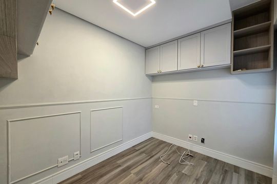 Compra apartamento mobiliado na Vila Olímpia com 2 quartos e varanda. Piscina e academia no condomínio. — Quarto 2