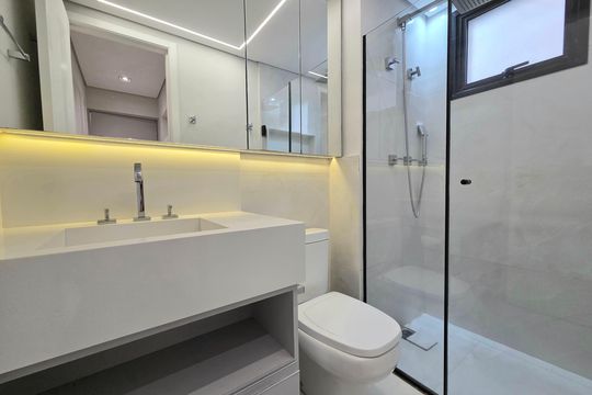 Compra apartamento mobiliado na Vila Olímpia com 2 quartos e varanda. Piscina e academia no condomínio. — Banheiro da Suíte