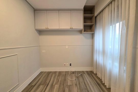 Compra apartamento mobiliado na Vila Olímpia com 2 quartos e varanda. Piscina e academia no condomínio. — Quarto 2