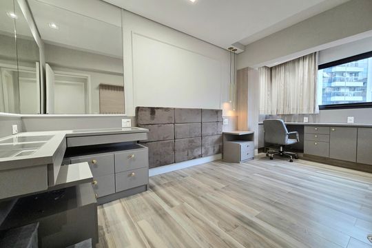 Compra apartamento mobiliado na Vila Olímpia com 2 quartos e varanda. Piscina e academia no condomínio. — Suíte