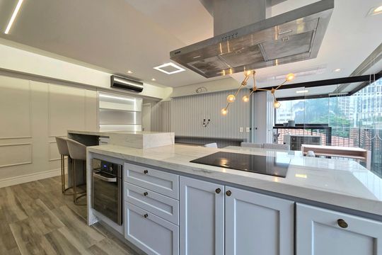 Compra apartamento mobiliado na Vila Olímpia com 2 quartos e varanda. Piscina e academia no condomínio. — Cozinha