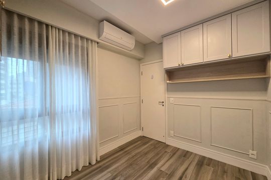 Compra apartamento mobiliado na Vila Olímpia com 2 quartos e varanda. Piscina e academia no condomínio. — Quarto 2
