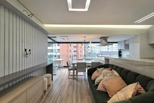 Compra apartamento mobiliado na Vila Olímpia com 2 quartos e varanda. Piscina e academia no condomínio. — Sala