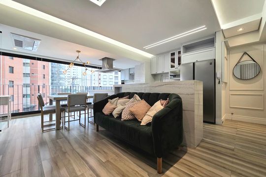 Compra apartamento mobiliado na Vila Olímpia com 2 quartos e varanda. Piscina e academia no condomínio. — foto 1