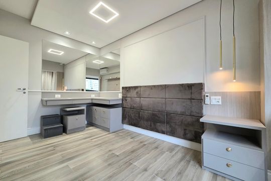 Compra apartamento mobiliado na Vila Olímpia com 2 quartos e varanda. Piscina e academia no condomínio. — Suíte