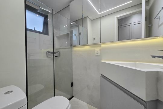 Compra apartamento mobiliado na Vila Olímpia com 2 quartos e varanda. Piscina e academia no condomínio. — Banheiro Social