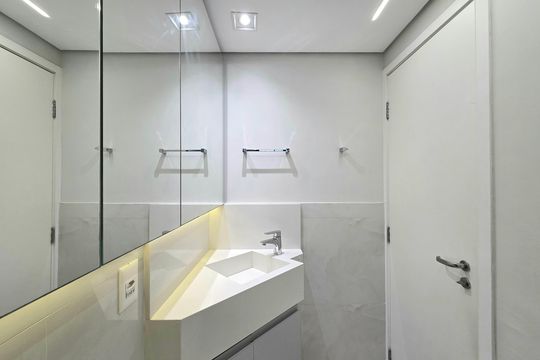 Compra apartamento mobiliado na Vila Olímpia com 2 quartos e varanda. Piscina e academia no condomínio. — Banheiro Social