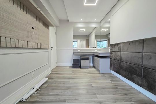 Compra apartamento mobiliado na Vila Olímpia com 2 quartos e varanda. Piscina e academia no condomínio. — Suíte