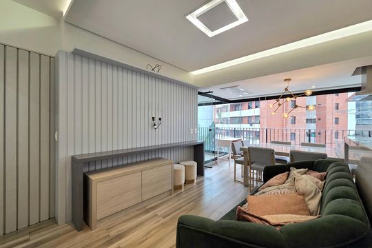 Compra apartamento mobiliado na Vila Olímpia com 2 quartos e varanda. Piscina e academia no condomínio. — Sala