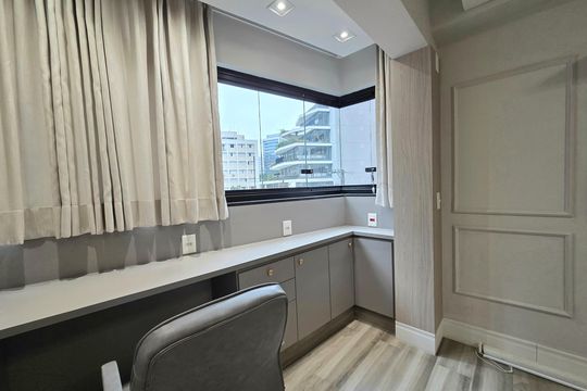 Compra apartamento mobiliado na Vila Olímpia com 2 quartos e varanda. Piscina e academia no condomínio. — Suíte