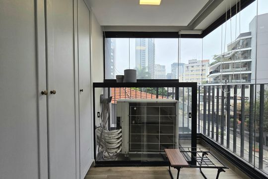 Compra apartamento mobiliado na Vila Olímpia com 2 quartos e varanda. Piscina e academia no condomínio. — Varanda