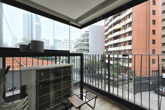 Compra apartamento mobiliado na Vila Olímpia com 2 quartos e varanda. Piscina e academia no condomínio. — Varanda