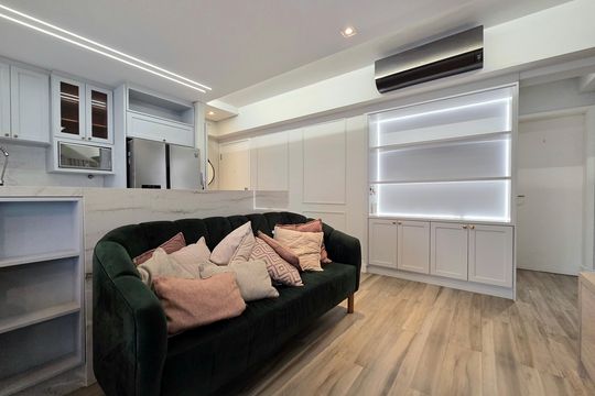 Compra apartamento mobiliado na Vila Olímpia com 2 quartos e varanda. Piscina e academia no condomínio. — Sala