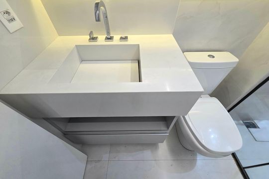 Compra apartamento mobiliado na Vila Olímpia com 2 quartos e varanda. Piscina e academia no condomínio. — Banheiro da Suíte