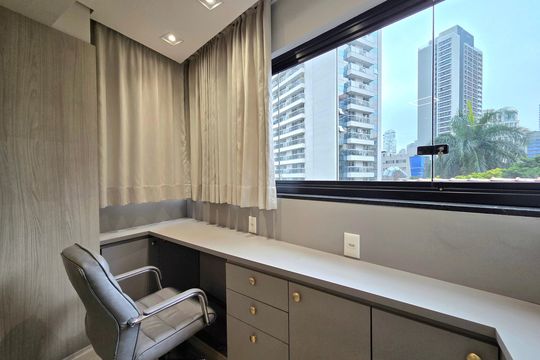 Compra apartamento mobiliado na Vila Olímpia com 2 quartos e varanda. Piscina e academia no condomínio. — Suíte