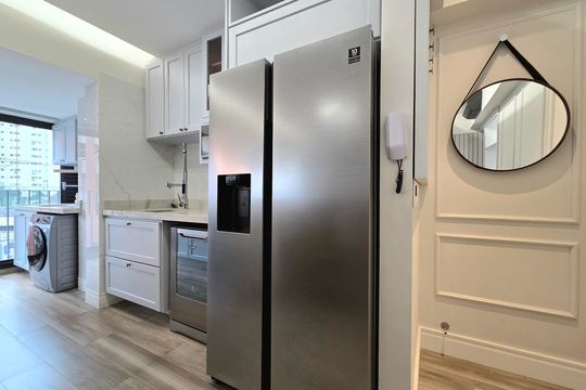 Compra apartamento mobiliado na Vila Olímpia com 2 quartos e varanda. Piscina e academia no condomínio. — Cozinha