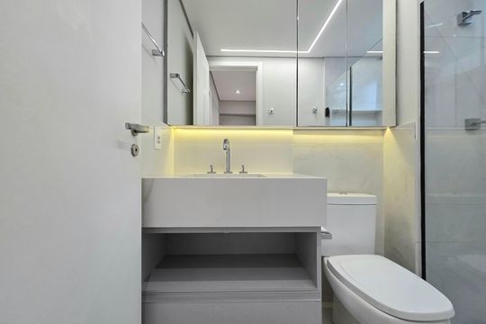 Compra apartamento mobiliado na Vila Olímpia com 2 quartos e varanda. Piscina e academia no condomínio. — Banheiro da Suíte