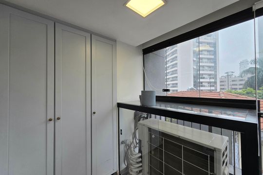 Compra apartamento mobiliado na Vila Olímpia com 2 quartos e varanda. Piscina e academia no condomínio. — Varanda