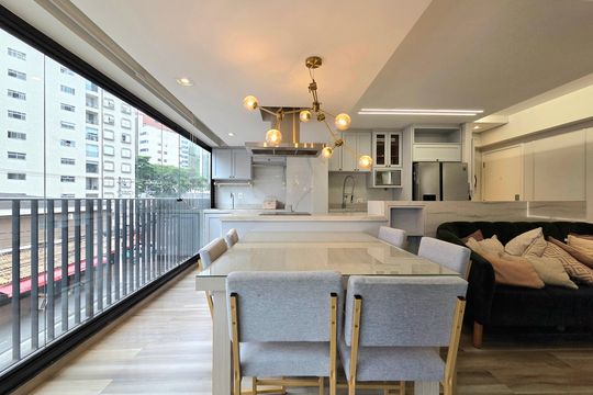Compra apartamento mobiliado na Vila Olímpia com 2 quartos e varanda. Piscina e academia no condomínio. — Sala