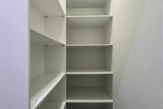 Compra apartamento mobiliado na Vila Olímpia com 2 quartos e varanda. Piscina e academia no condomínio. — Despensa